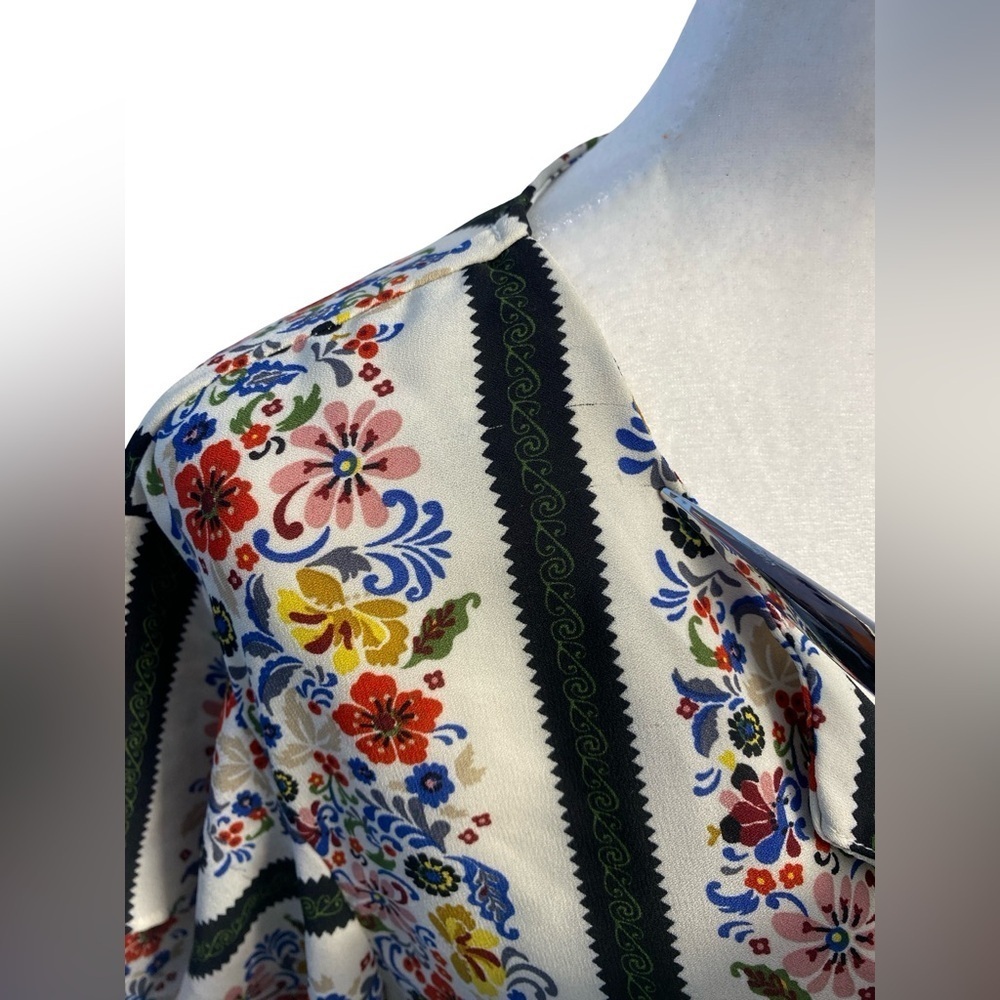 Faith & Joy Floral Blouse With Ruffle Sleeves Size  
M Pit 20 Pulls In Fabric - Picture 6 of 12